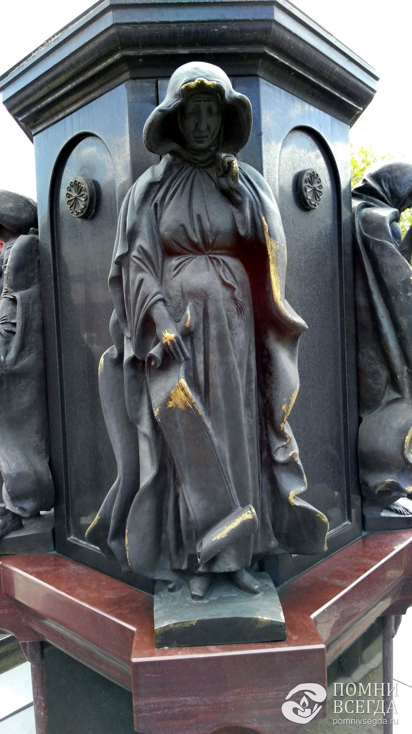 Бронзовая статуя женщины
