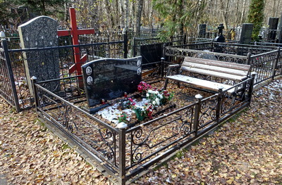 Место захоронения на четверых покойных с простой лавочкой