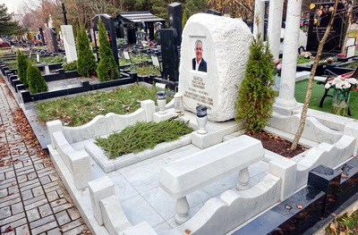Памятник в форме надгробного камня из белого мрамора