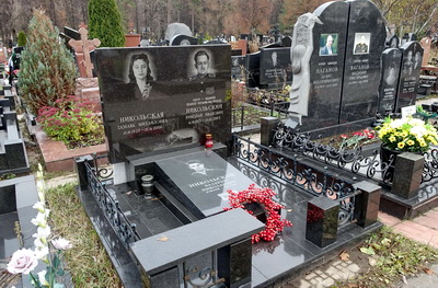 Прямоугольный памятник на двух покойных и надгробная плита на одного умершего