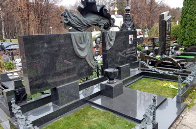 Соединённые скульптурой два широких надгробья