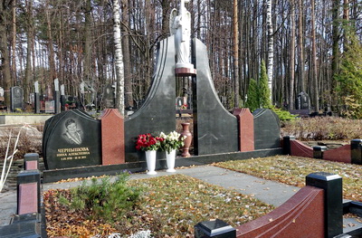 Статуя удерживающего крест ангела в центре мемориальной композиции