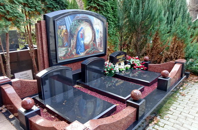 Три низких надгробья и изображение иконы в цвете